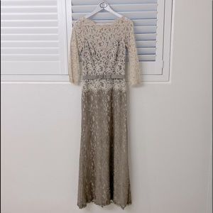Tadashi Shoji Mother of the Bride dress with 3/4 sleeves and belt. Size 4